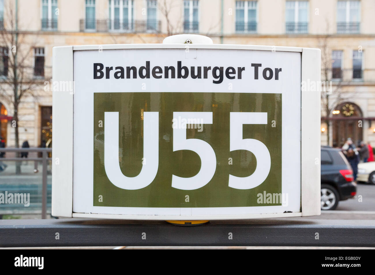 [Solo uso editoriale] segno sotterraneo della U55 U-Bahn linea alla stazione Porta di Brandeburgo a Berlino, Germania Foto Stock