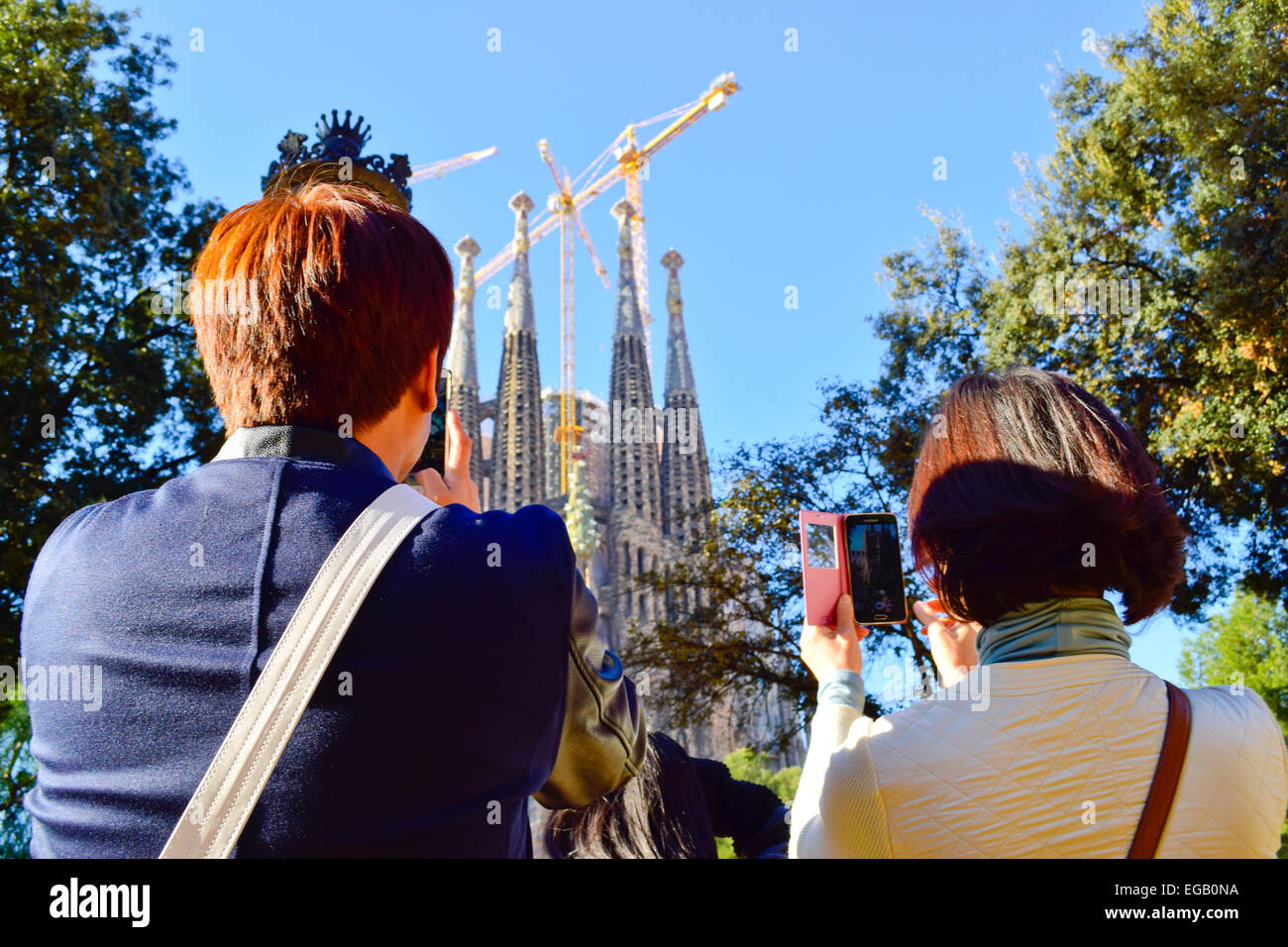 Giovane tenendo spara alla Sagrada Familia. Barcellona, in Catalogna, Spagna. Foto Stock