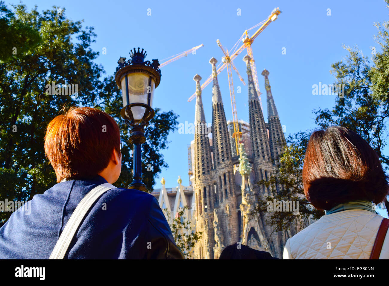 Giovane contemplando la Sagrada Familia. Barcellona, in Catalogna, Spagna. Foto Stock