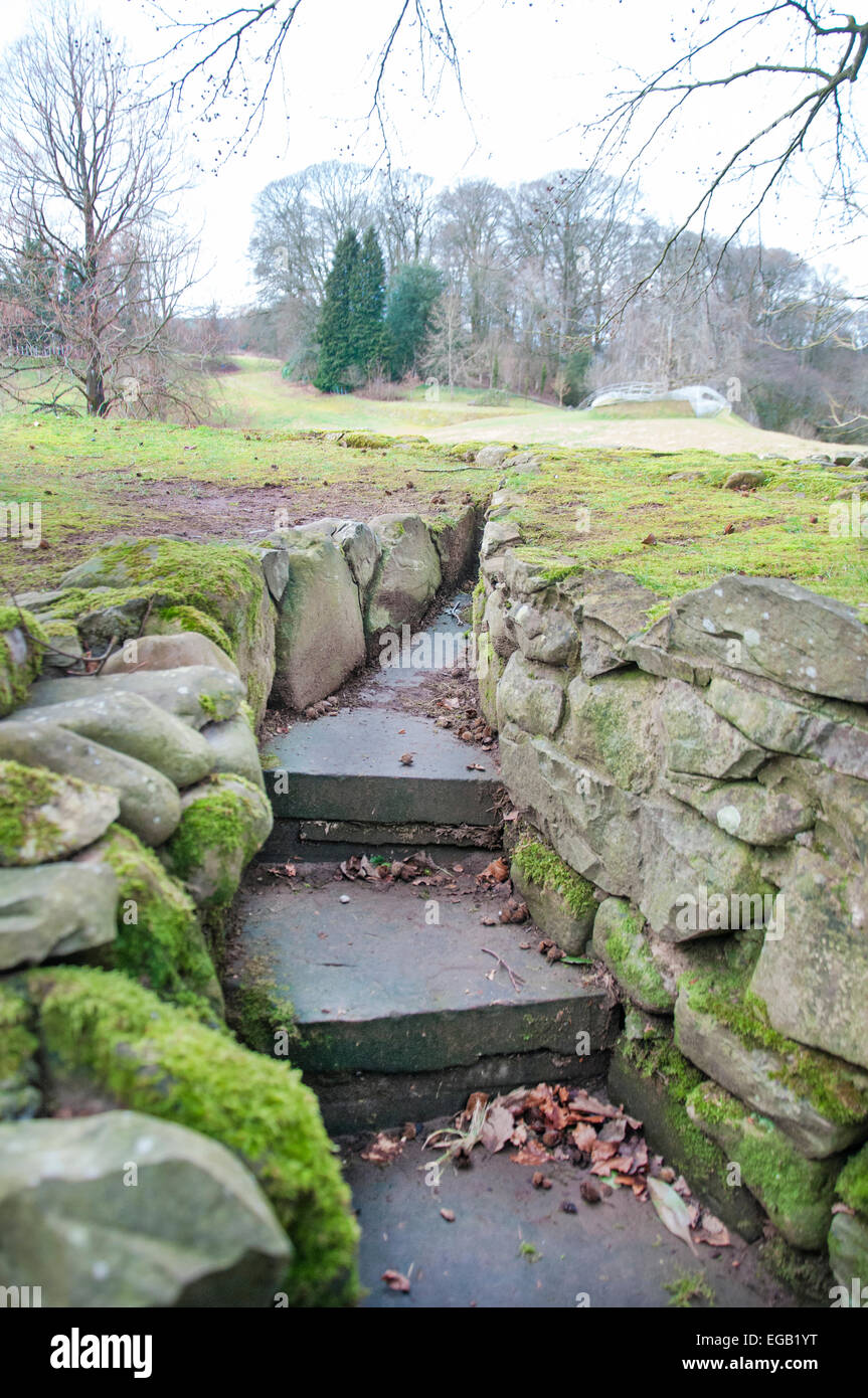 La parte superiore di un gruppo di scale nel giardino della speculazione cosmica creata da Charles Jencks in Scozia. Foto Stock