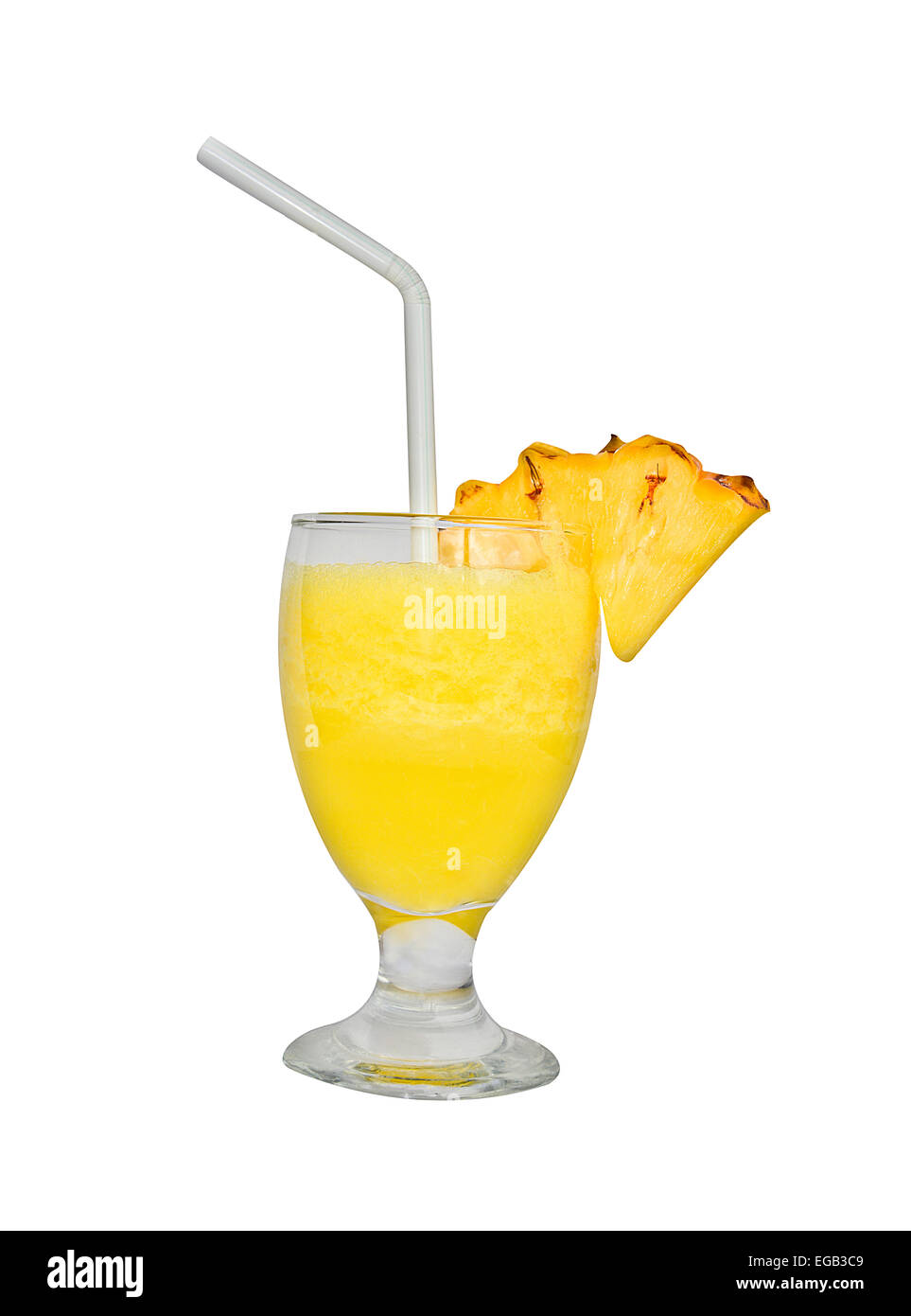 Bicchiere di fresco succo di ananas in uno sfondo bianco Foto Stock