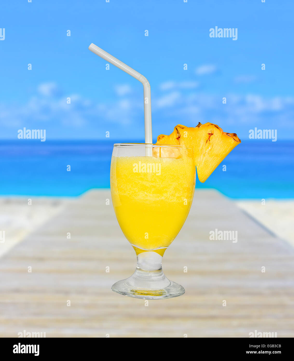 Bicchiere di fresco succo di ananas Foto Stock