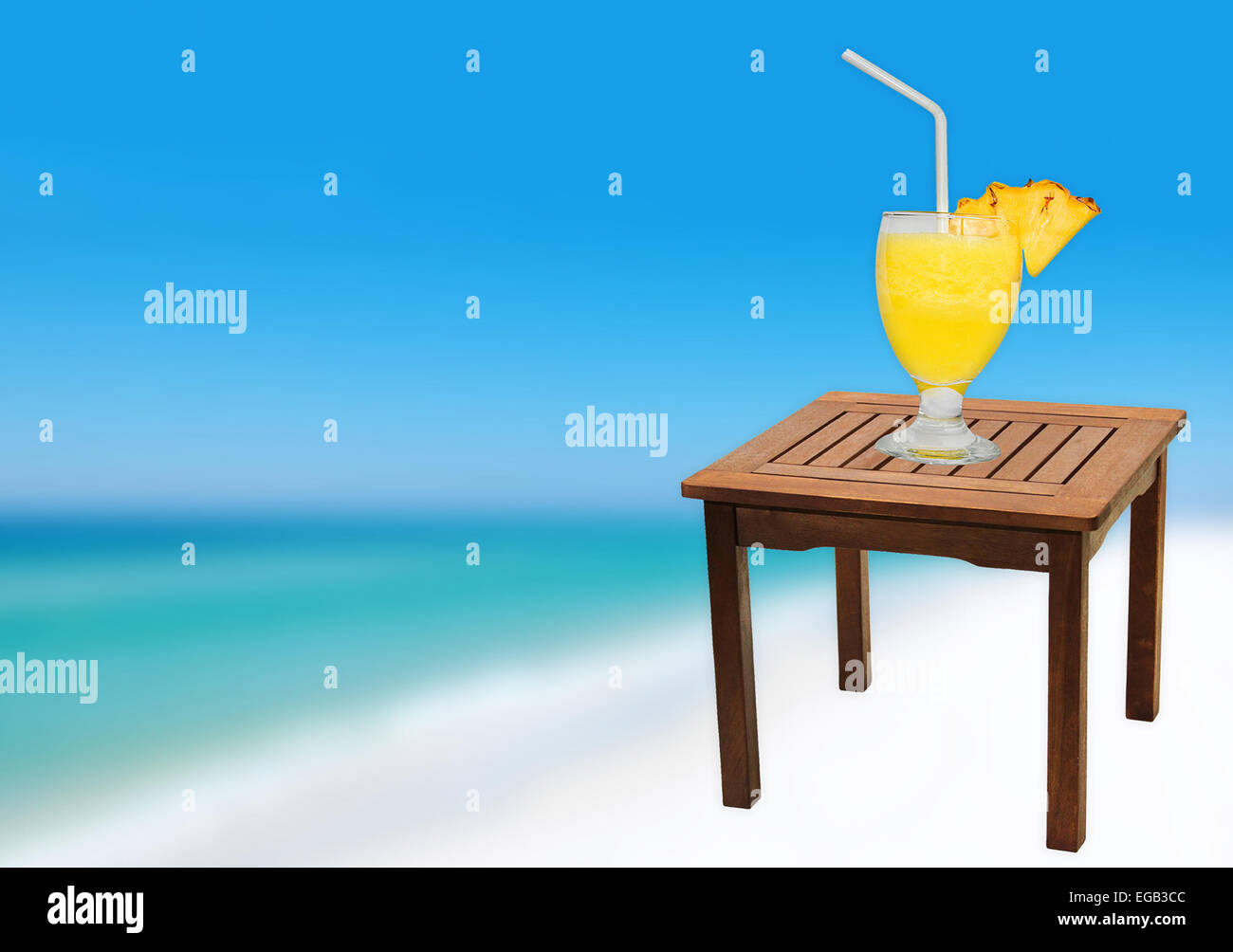 Bicchiere di fresco succo di ananas Foto Stock