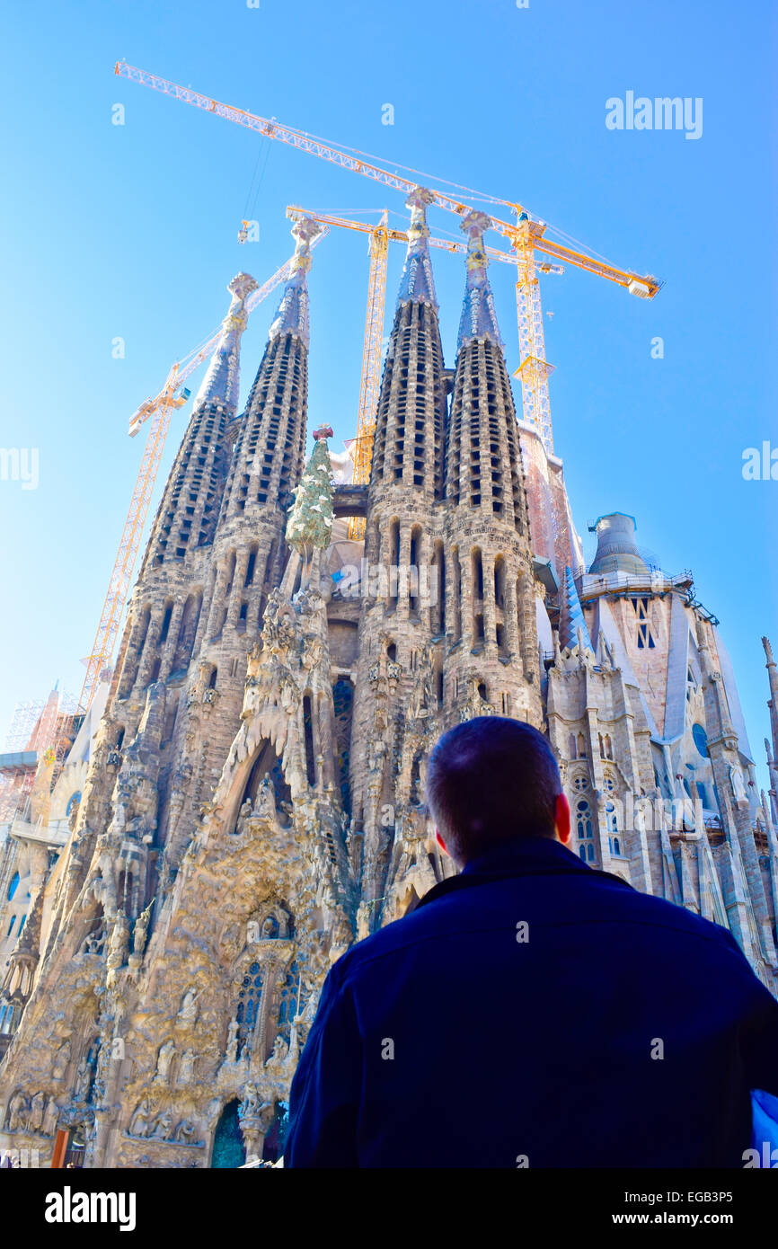 I turisti nei pressi de la Sagrada Familia progettata da Antoni Gaudi architetto. Barcellona, in Catalogna, Spagna. Foto Stock