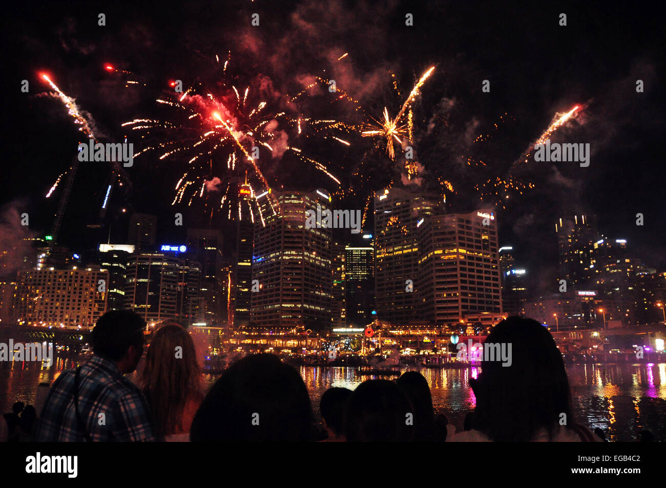 La popolazione australiana e traveler guardando i fuochi d'artificio per l'Australia Day a Sydney il 24 gennaio 2015 nel Nuovo Galles del Sud, Australia. Foto Stock