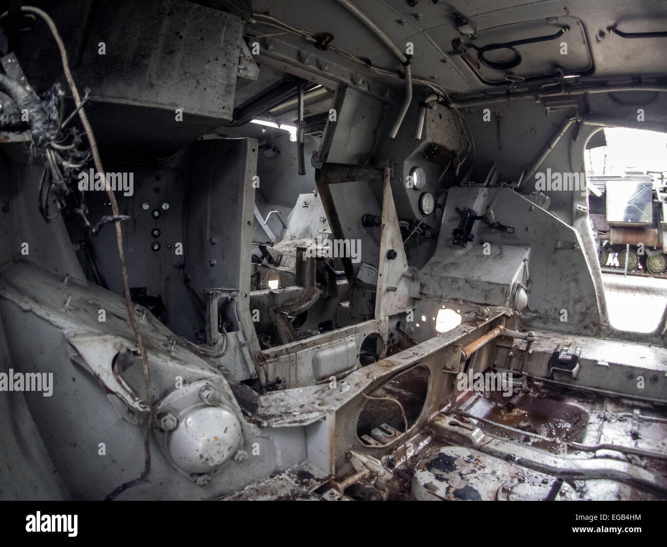 Kiev, Ucraina. Il 21 febbraio, 2015. Nella cabina del russo BTR-80 annegata in Ucraina orientale -- il Segretario di sicurezza nazionale e difesa Consiglio ucraino Oleksandr Turchynov apre a Kiev presso la parrocchia di San Michele Square mostra documentaria di 'presenza', che mostra segni di aggressione russa contro l'Ucraina. 'Questa zona presenta le prove di crimini contro lo stato e contro l'umanità, prova di aggressione contro la Federazione russa, Ucraina," - ha detto. Credito: Igor Golovnov/Alamy Live News Foto Stock