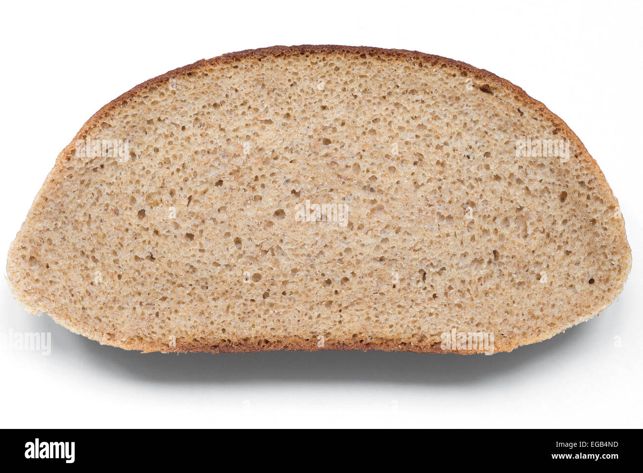 Marrone chiaro fetta di pane isolati su sfondo bianco Foto Stock