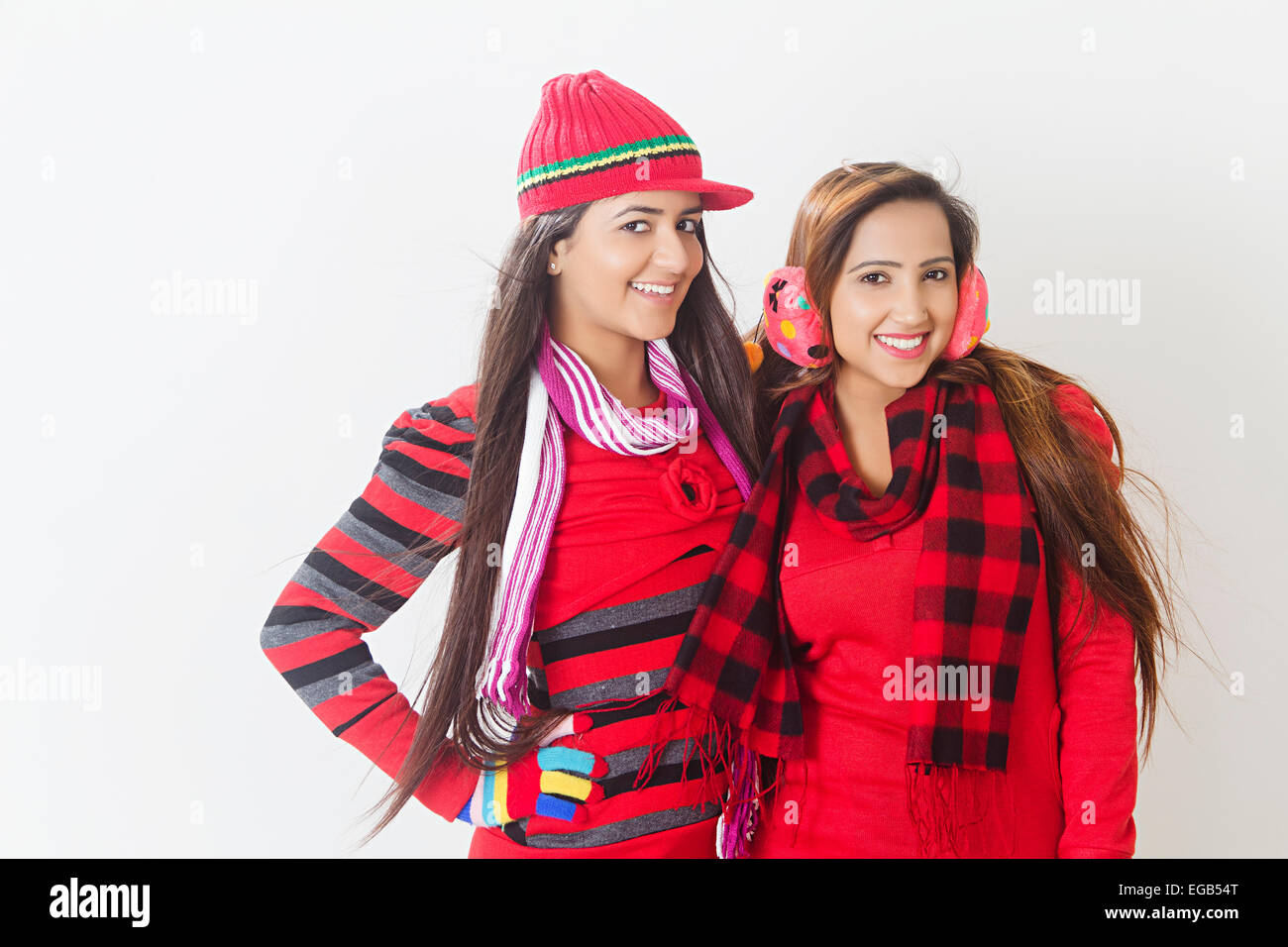 2 ragazze indiano Stagione Invernale godetevi Foto Stock