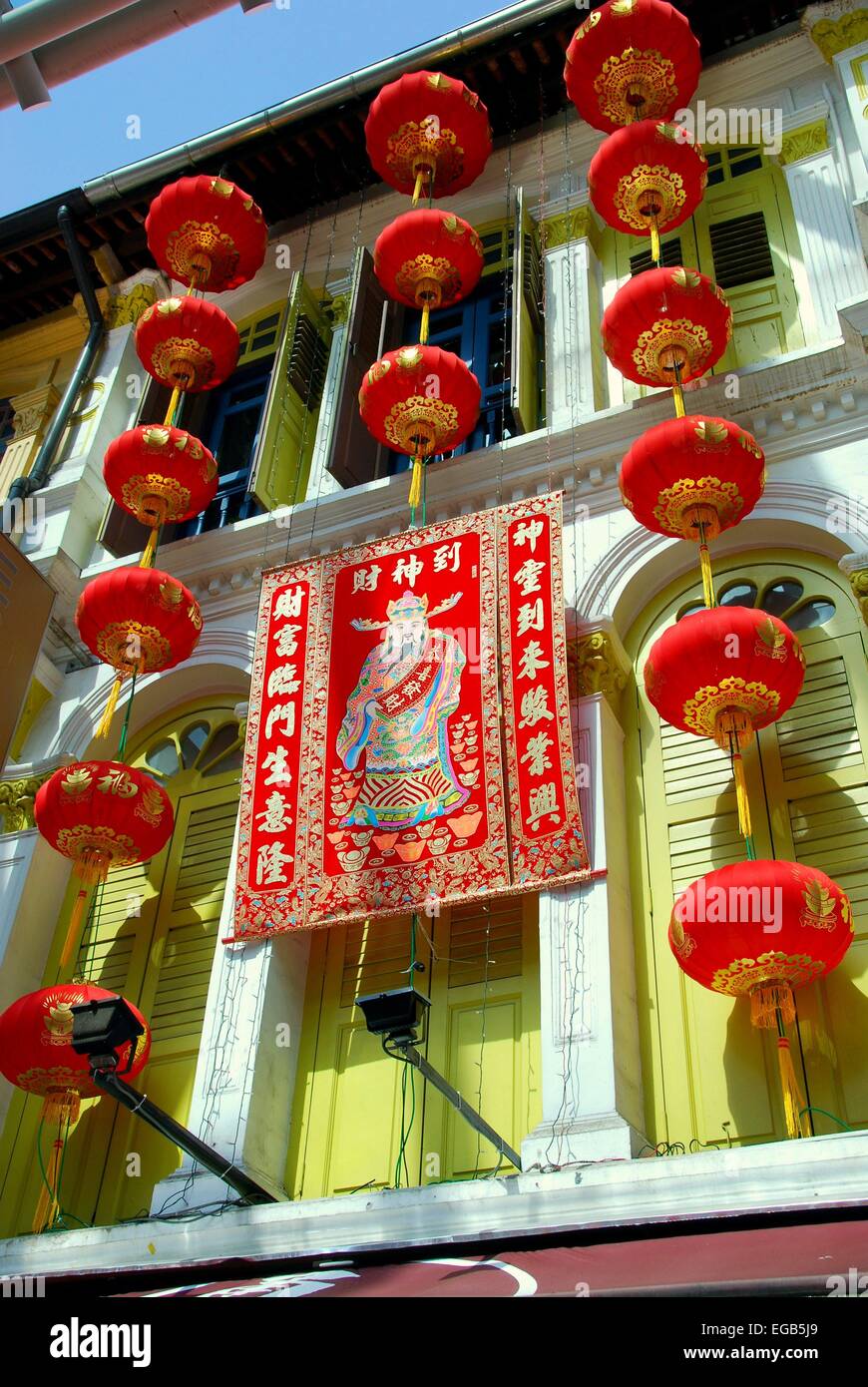 Singapore: lanterne cinesi e un nuovo anno lunare banner appesi ad un edificio sulla strada Pagoda a Chinatown Foto Stock Singapore: lanterne cinesi e un nuovo anno lunare banner appesi ad un edificio sulla strada Pagoda a Chinatown Foto Stock