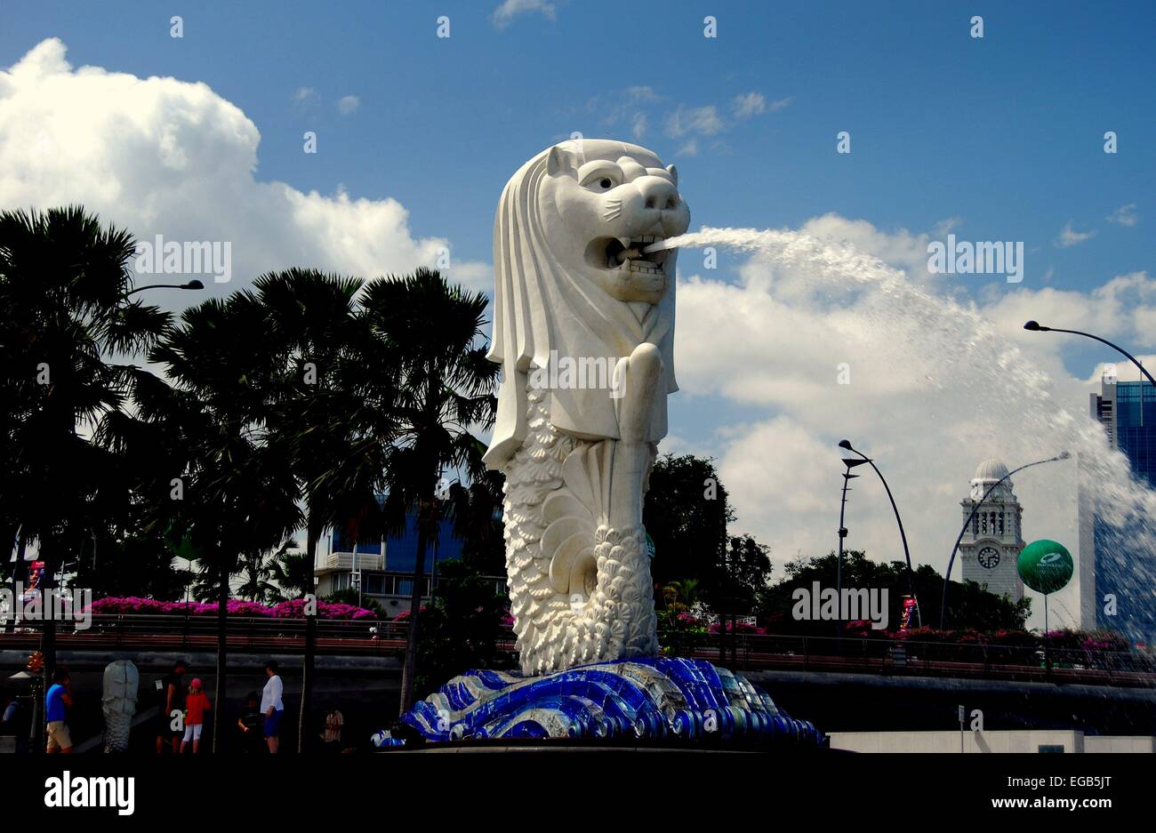 Singapore: acqua fuoriesce dalla bocca del landmark Merlion Fontana di Marina Bay * Foto Stock