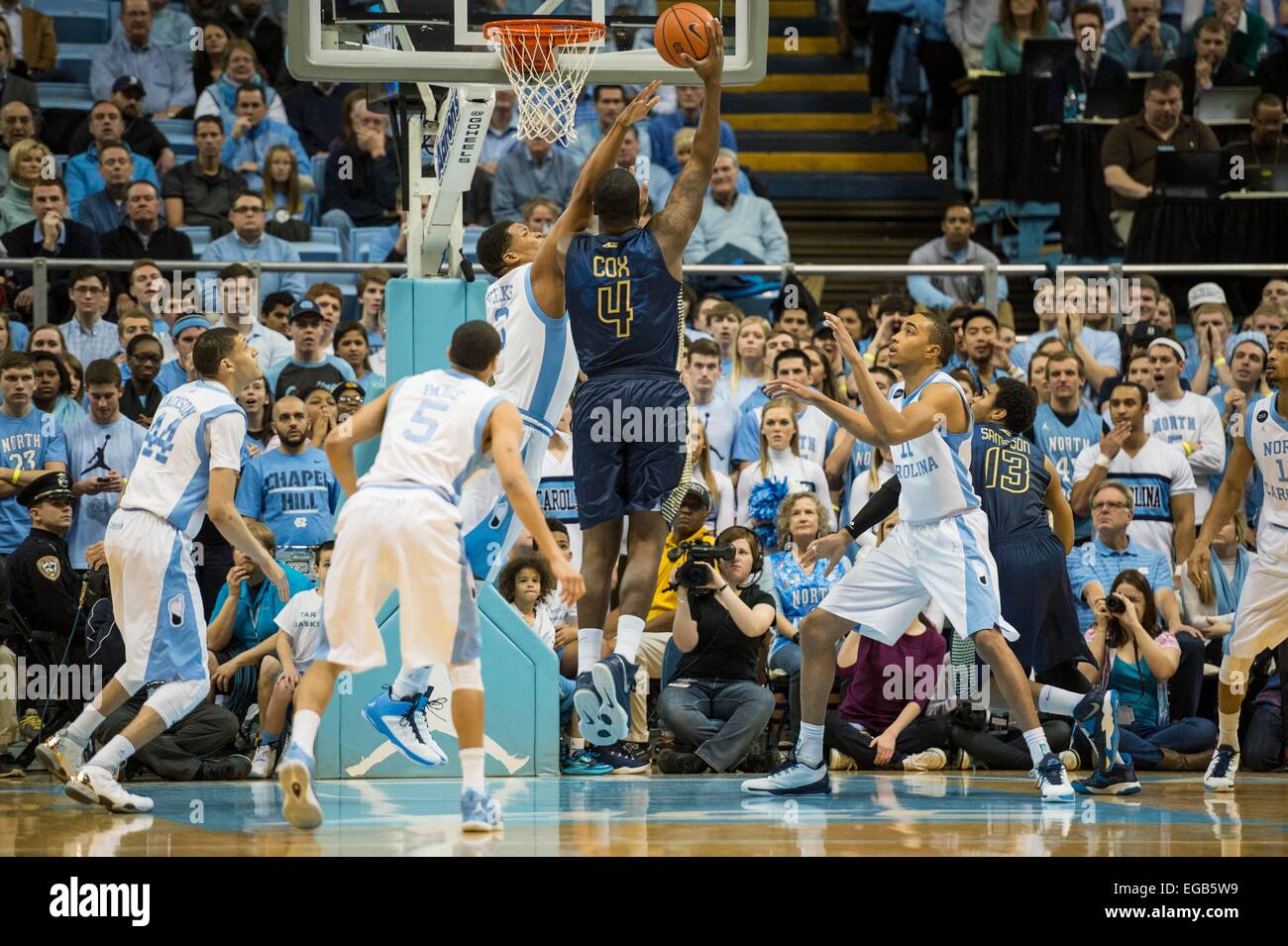 Chapel Hill, NC, Stati Uniti d'America. Il 21 febbraio, 2015. Georgia Tech C Demarco Cox (4) durante il NCAA pallacanestro tra la Georgia Tech giacche gialle e il North Carolina Tar Heels al Dean E. Smith Center il 21 febbraio 2015 a Chapel Hill, North Carolina. Giacobbe Kupferman/CSM/Alamy Live News Foto Stock