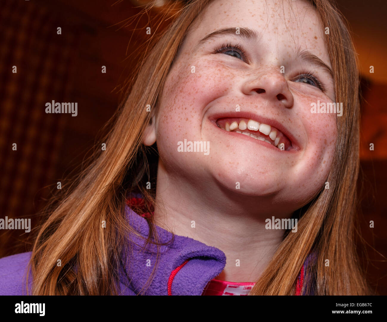 Sorridente ragazza con i capelli rossi e le lentiggini. Big Grin. Girato dal di sotto al di sotto. Foto Stock