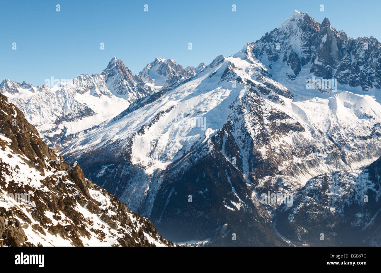 Le montagne della valle di Chamonix in inverno. Include la Aiguille Verte, Les Drus e Aiguille D'Argentiere. Foto Stock