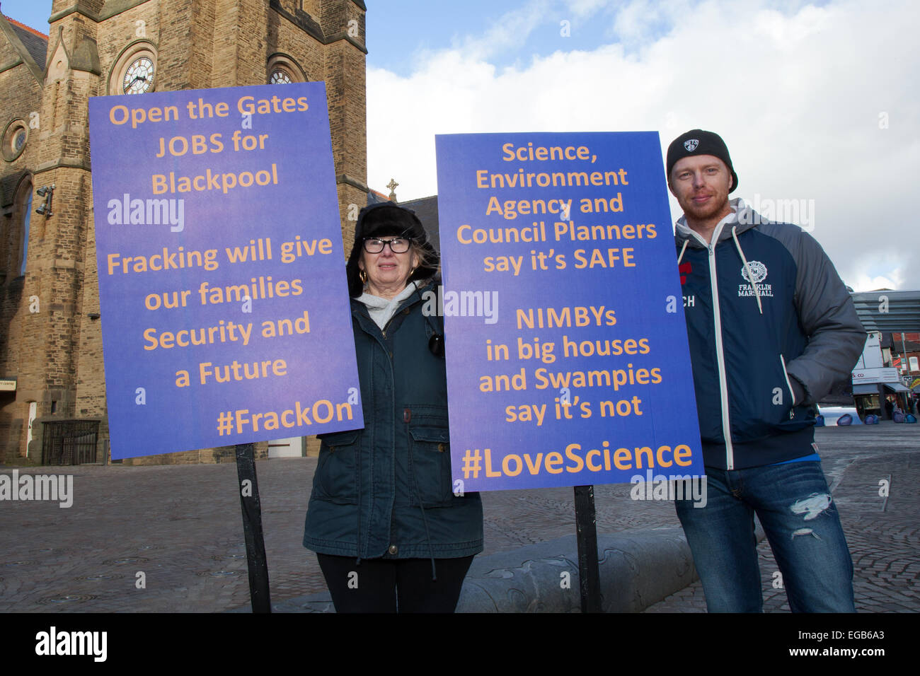 Lancashire per i membri di scisto a Blackpool, Lancashire, Regno Unito. Il 21 febbraio, 2015. I sostenitori del Blackpool Fracking per un futuro migliore. Pro-fracking dimostrazione con gruppi di chiamata per la prosperità non la povertà da un gruppo di persone da Marton, con cartelli, opuscoli e le petizioni che sono diventati sempre più premuto mediante la privazione di Blackpool e a coloro che sono a favore del Fracking sperimentale site & gas di scisto nella foratura di Westby-By-Plumpton, Blackpool, gestito da Cuadrilla risorse. Foto Stock