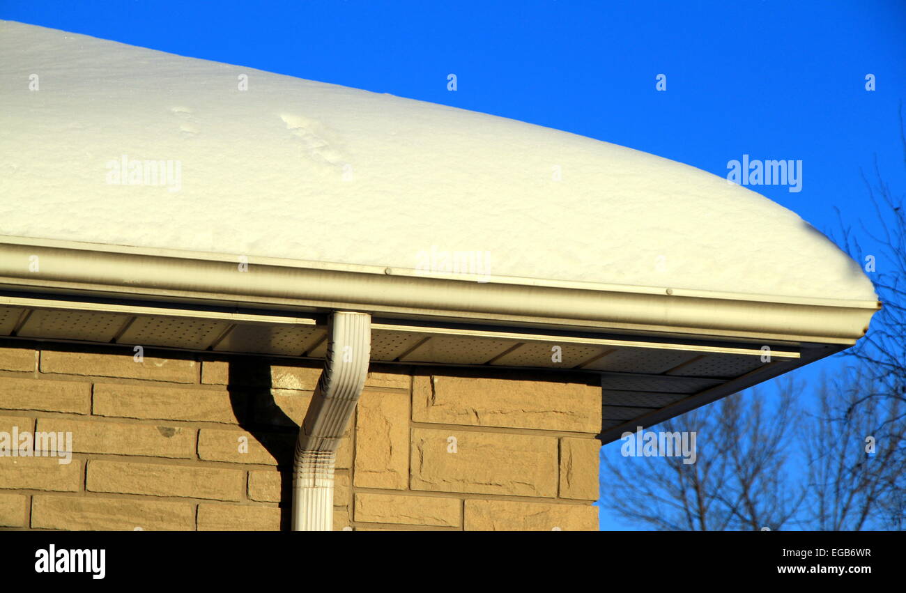 La neve sul tetto in Ontario, Canada Foto Stock