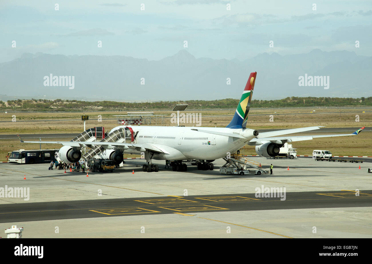 Imbarco passeggeri un sudafricano A340 jet su il grembiule Cape Town Aeroporto Foto Stock