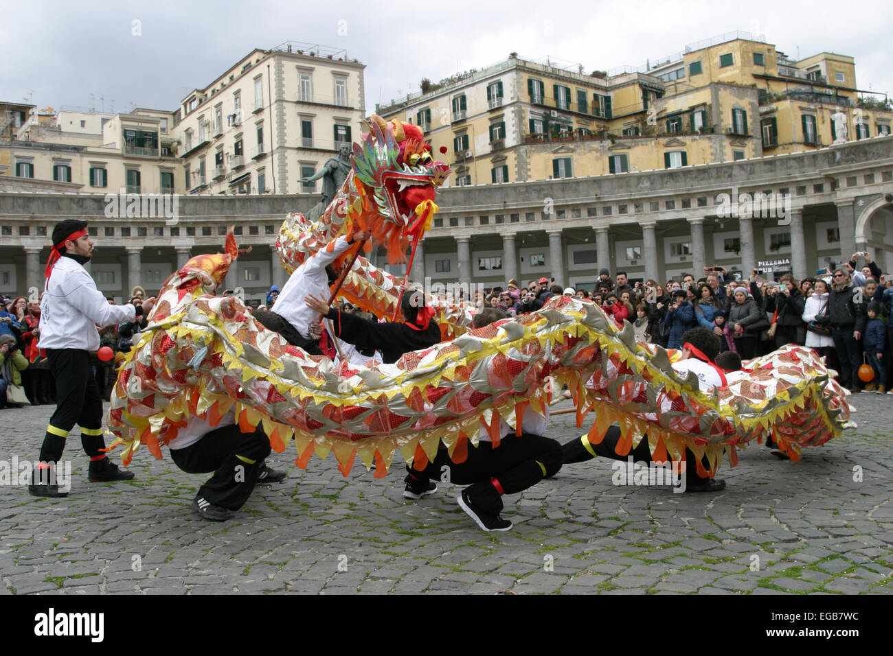 Comunità cinese celebra l'inizio del nuovo anno, l'anno della capra, con lo spettacolare Dragon Dance di seta. "Chun Jie ', noto all'estero come nuovo anno cinese, è il più importante festival in Cina, che segna l inizio del nuovo anno secondo il calendario lunare cinese. © Salvatore Esposito/Pacific Press/Alamy Live News Foto Stock