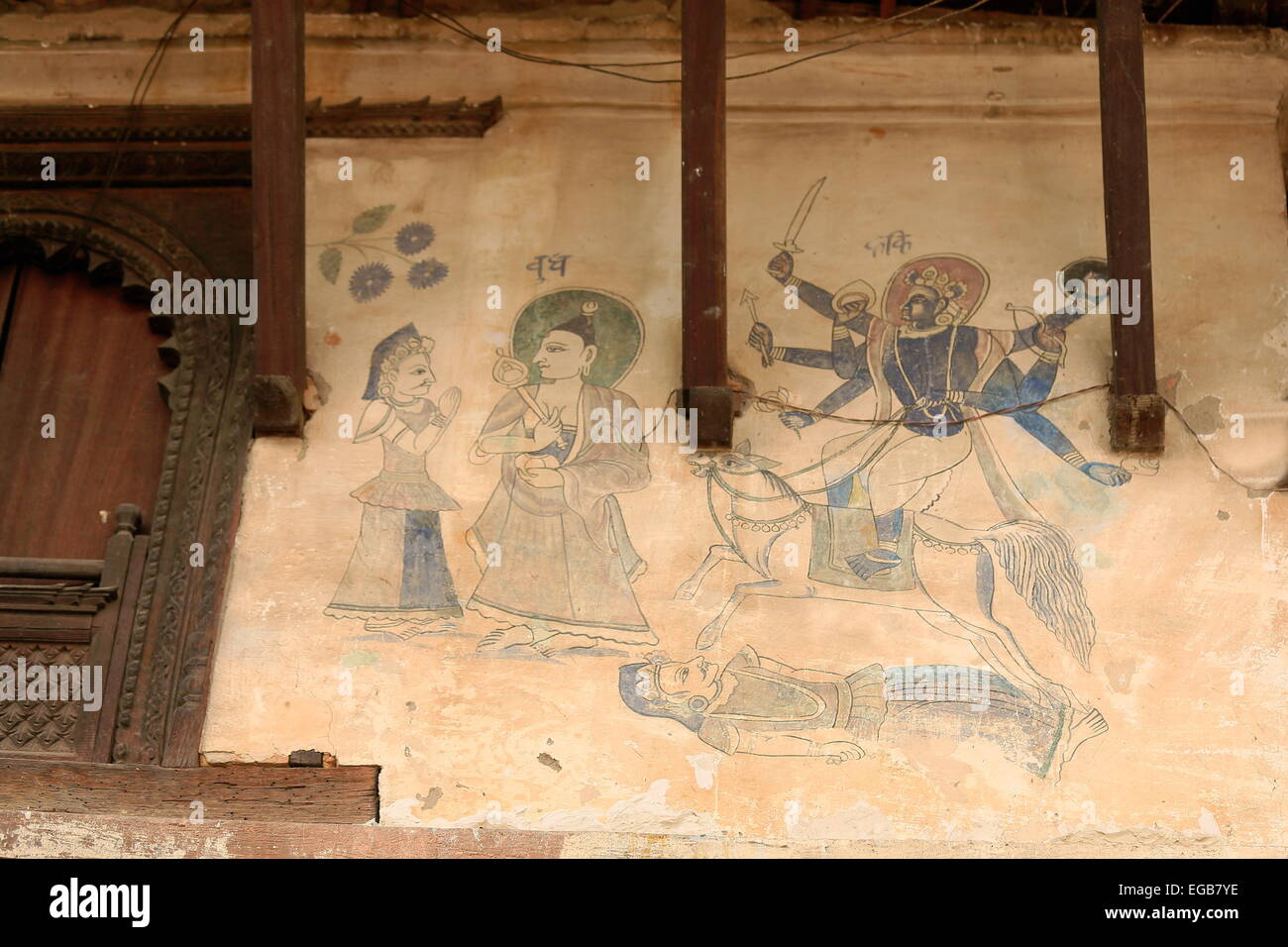 Affresco raffigurante indù scena mitologica sulla parete esterna della Sattal-pellegrino.s house di Tribheni Ghat-Khware santuario zona. Foto Stock