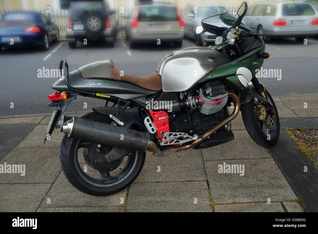 Potente bicilindrica italiana Moto Guzzi Cafe racer moto parcheggiata su una strada di Dublino in Irlanda Foto Stock