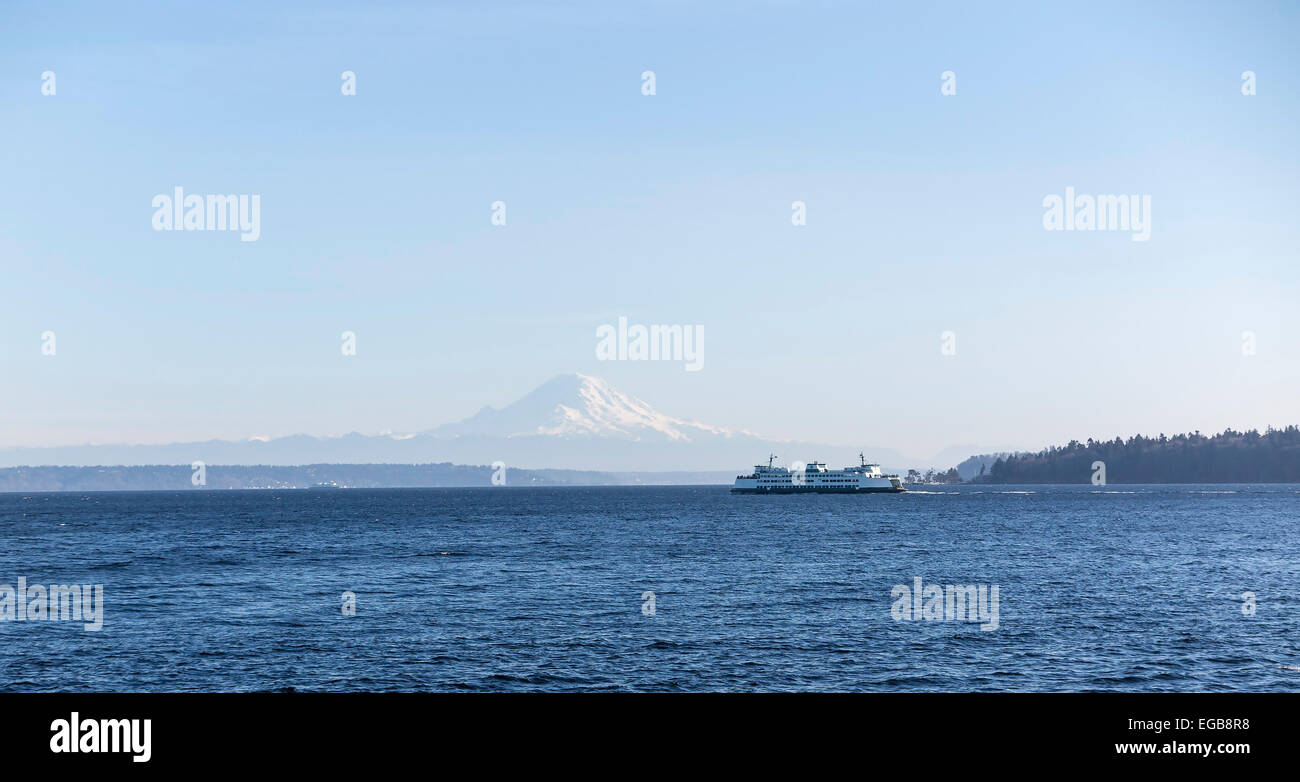 Vista di Mt. Rainier e nello stato di Washington in traghetto da Bainbridge Island, Washington, Stati Uniti d'America. Foto Stock