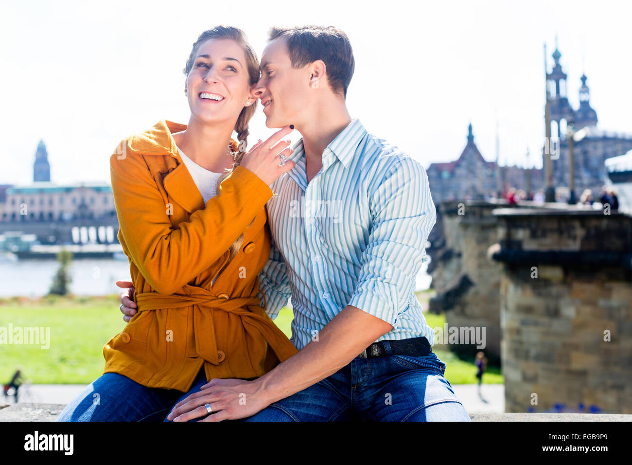 Turista giovane, uomo e donna, in Dresden a Elba riverbank Foto Stock