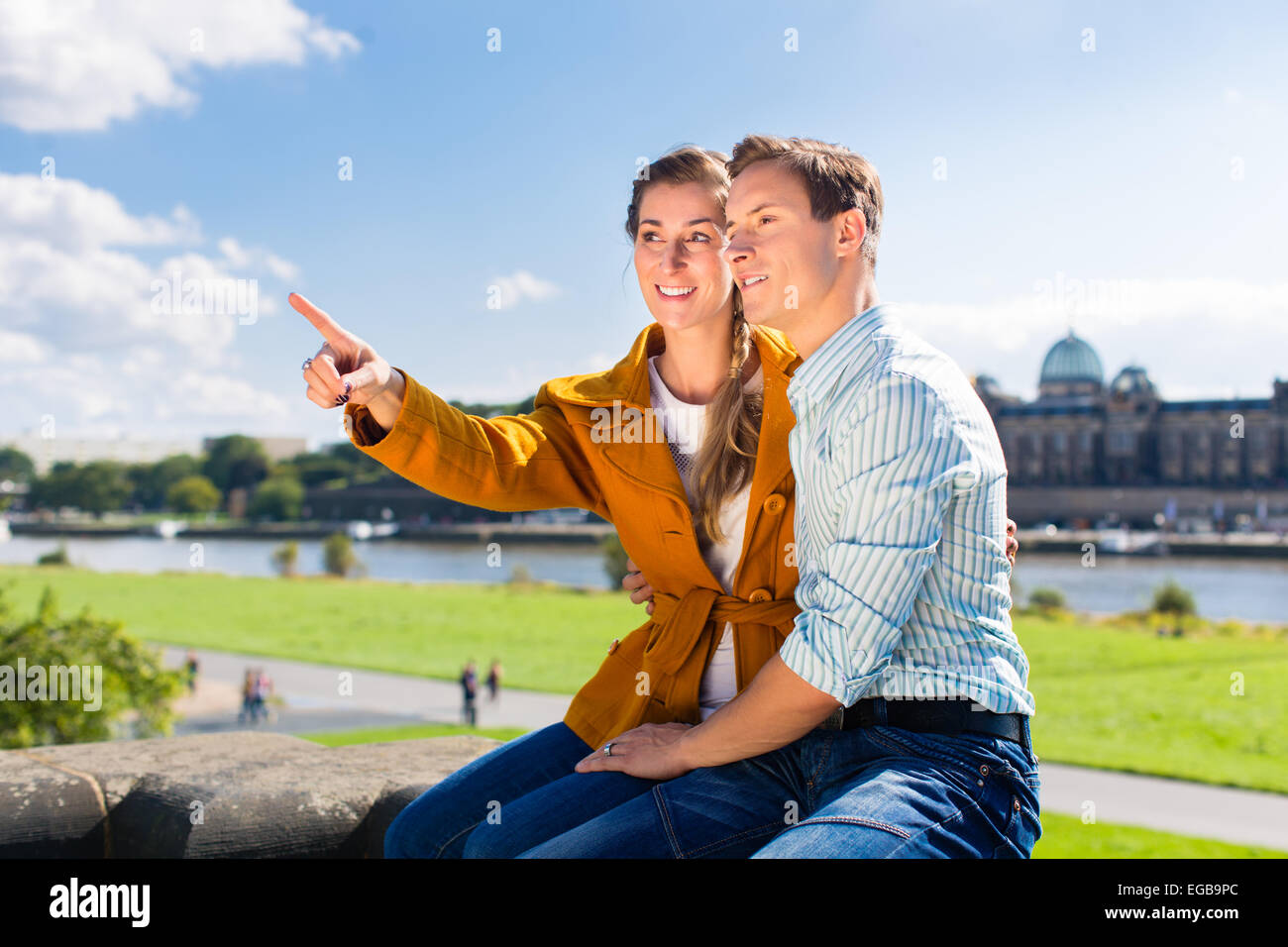 Turista giovane, uomo e donna, in Dresden a Elba riverbank Foto Stock