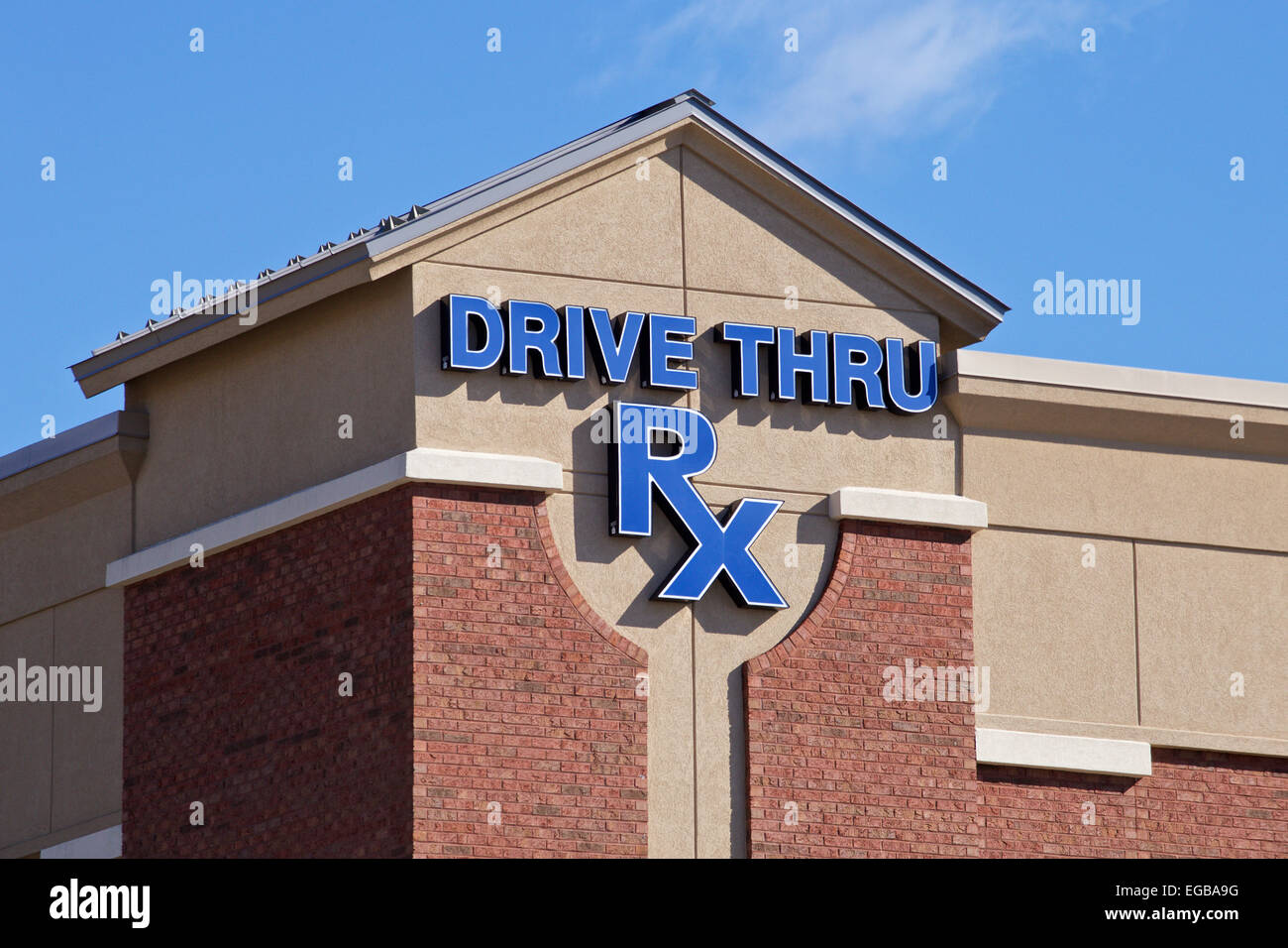 Drive Through RX pharmacy segno sulla parte esterna di un Kroger il negozio di generi alimentari si stracciò edificio. Foto Stock