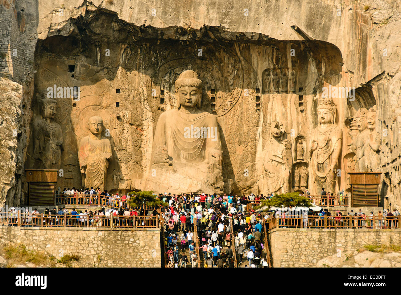 Una grande folla di turisti in visita alla Grotta di Longmen, Cina Foto Stock