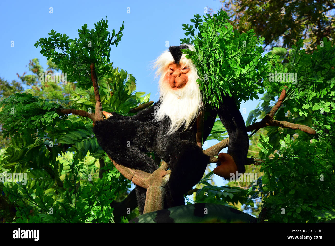 Divertente forma di scimmia realizzato da thermocol e gesso di Parigi nel corso di un Festival processione a Kerala India Foto Stock