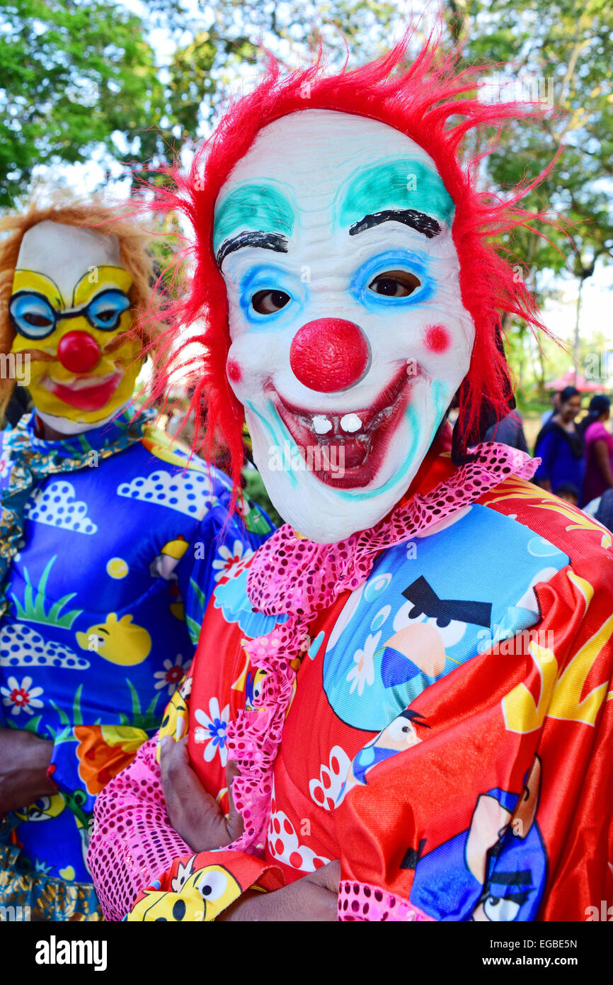 Ridendo Jokers uomo mascherato durante il Festival di Onam processione a strade di Trivandrum India Kerala Foto Stock