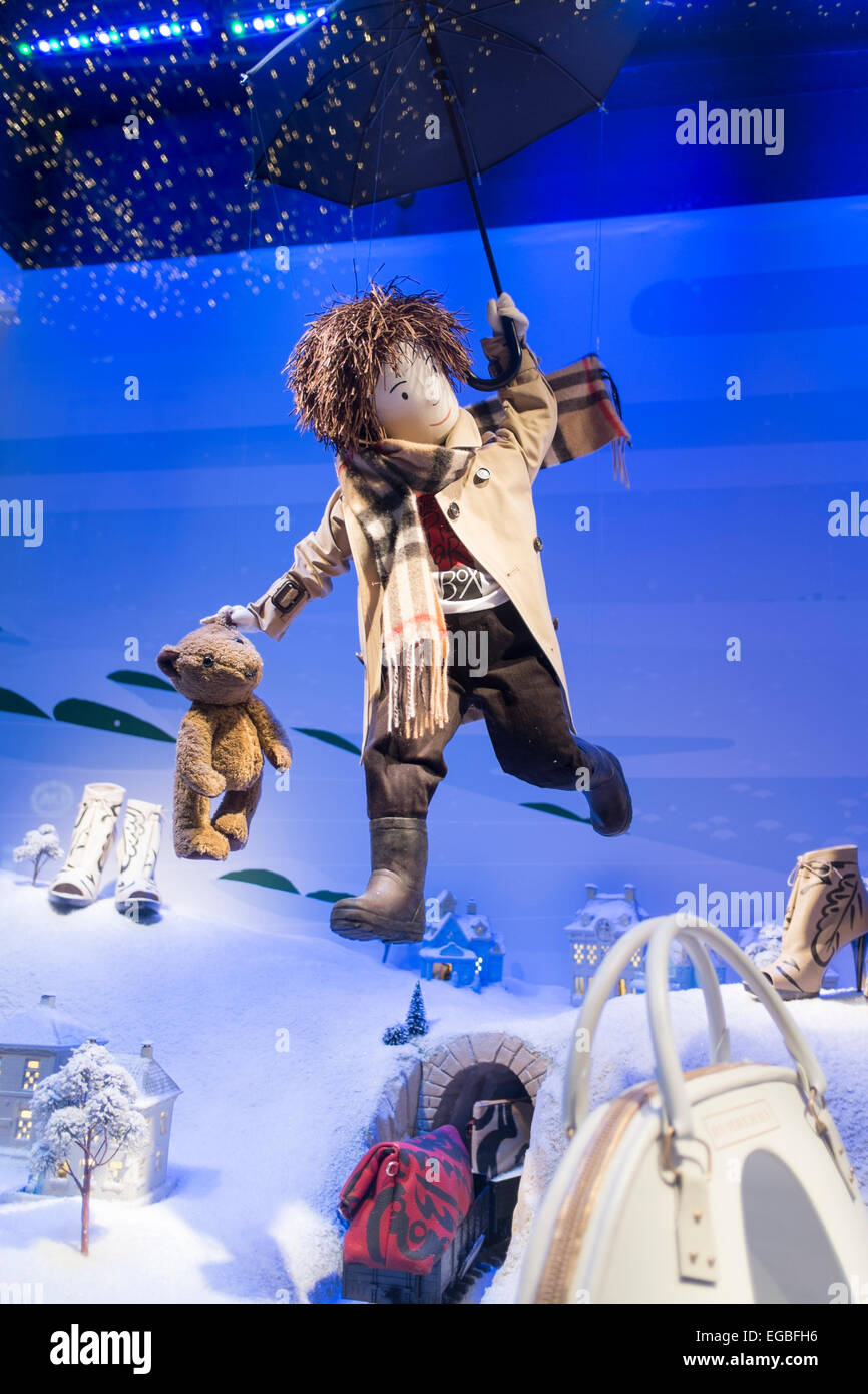 Burberry a tema nella finestra di Natale decorazioni a Au Printemps, Parigi, Francia Foto Stock