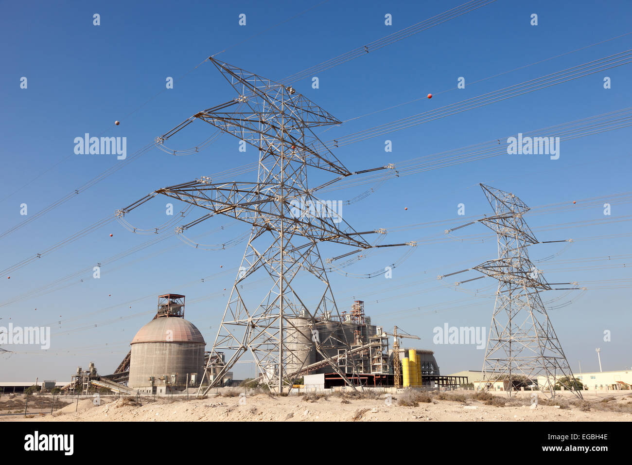 Linea elettrica ad alta tensione in Jebel Ali, Dubai, Emirati Arabi Uniti Foto Stock