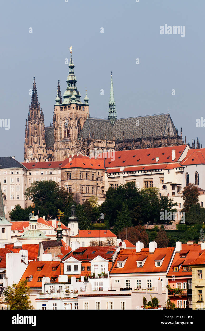 La Cattedrale di San Vito e il Castello di Praga sedersi in cima al quartiere di Mala Strana (Quartiere Piccolo). Foto Stock