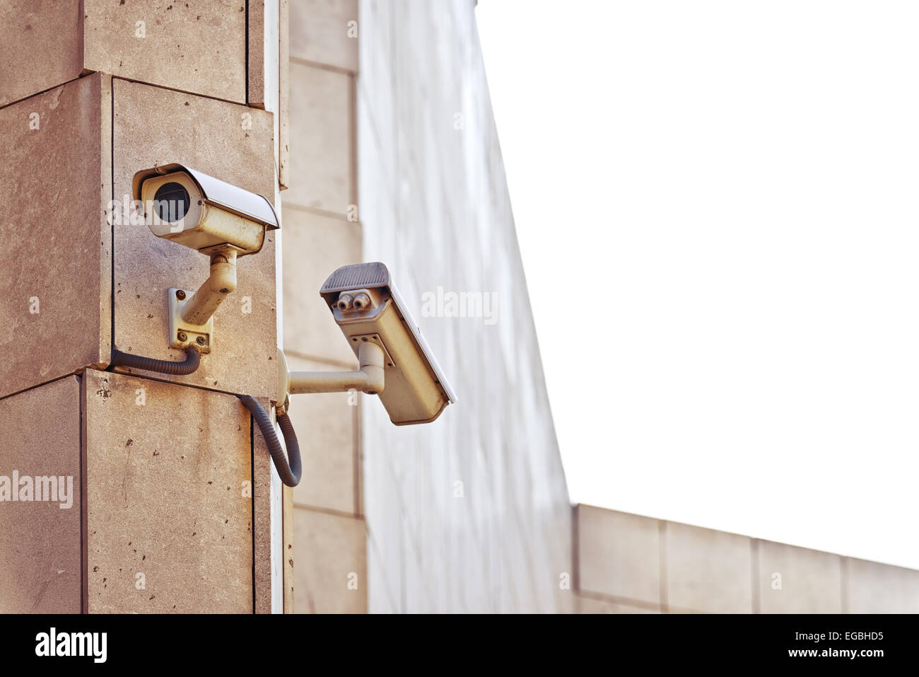 Sicurezza telecamera TVCC montato sulla parete dell'edificio come al di là della proprietà privata sistema di protezione o il grande fratello Concept Foto Stock