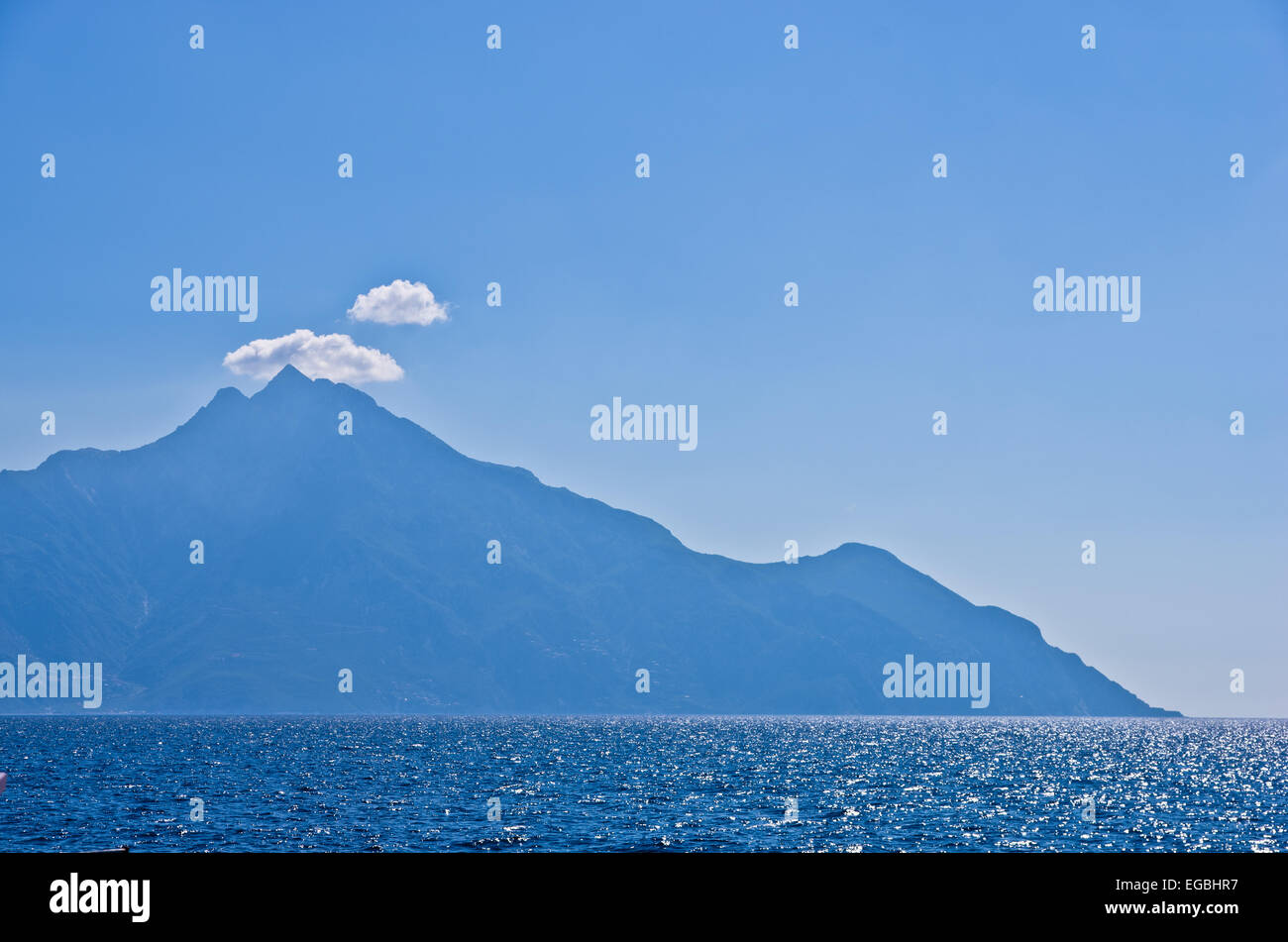 Mare Egeo, silhouette della santa montagna Athos e una nuvola piccola sopra la cima della montagna Foto Stock