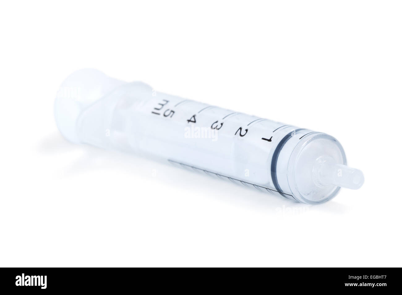 Primo piano di una trasparente siringa orale per bambini medicina, isolati su sfondo bianco. Foto Stock