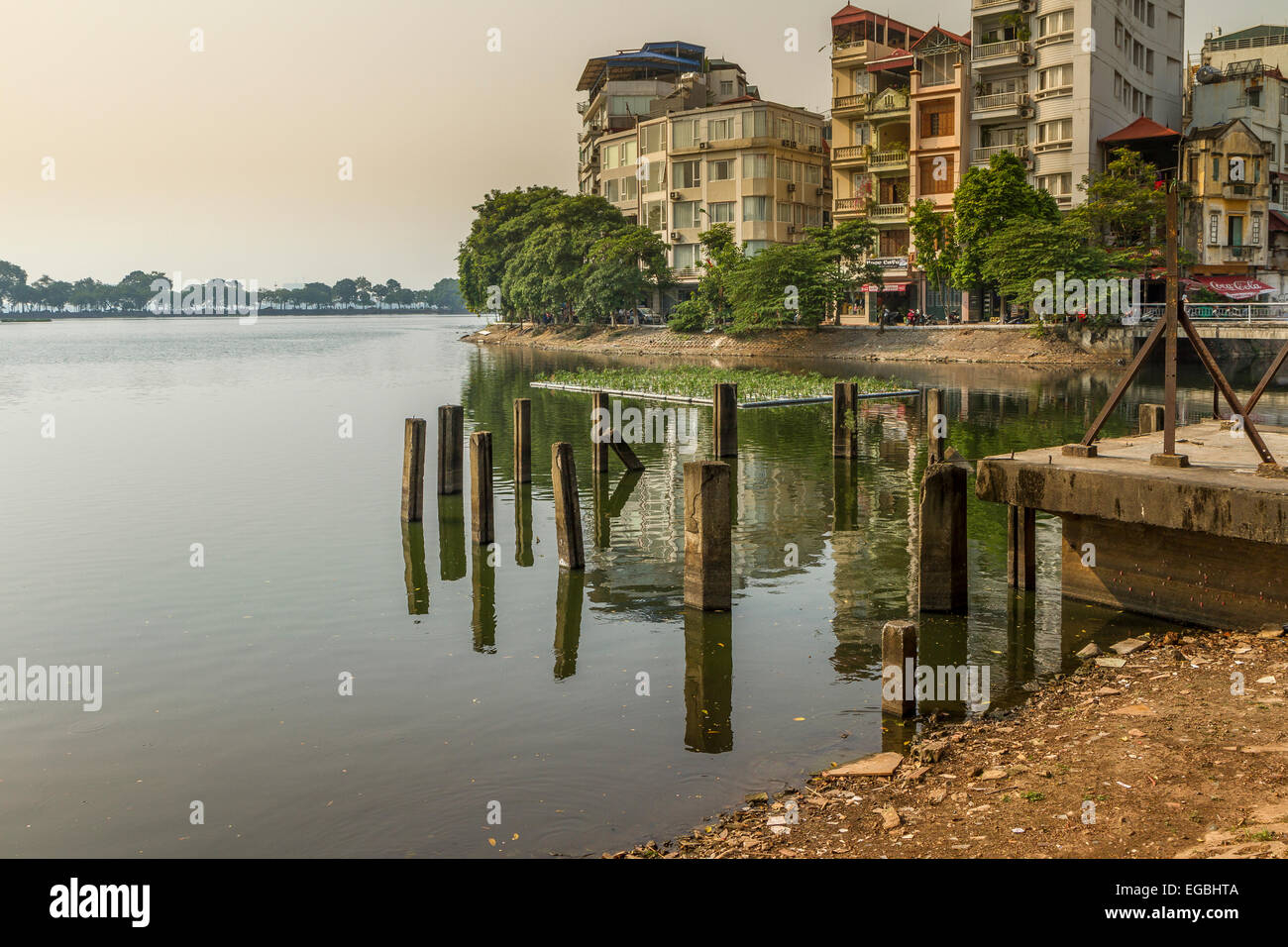 Pontile in legno sul bordo del Truc Bach lake, Hanoi Foto Stock