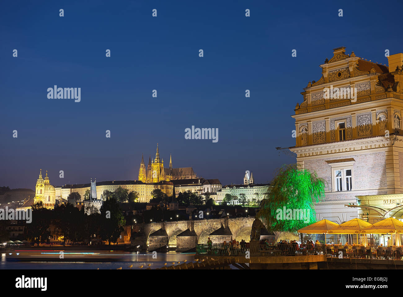 Bedrich Smetana Museum (in primo piano), con il Castello di Praga e la Cattedrale di San Vito in distanza. Foto Stock