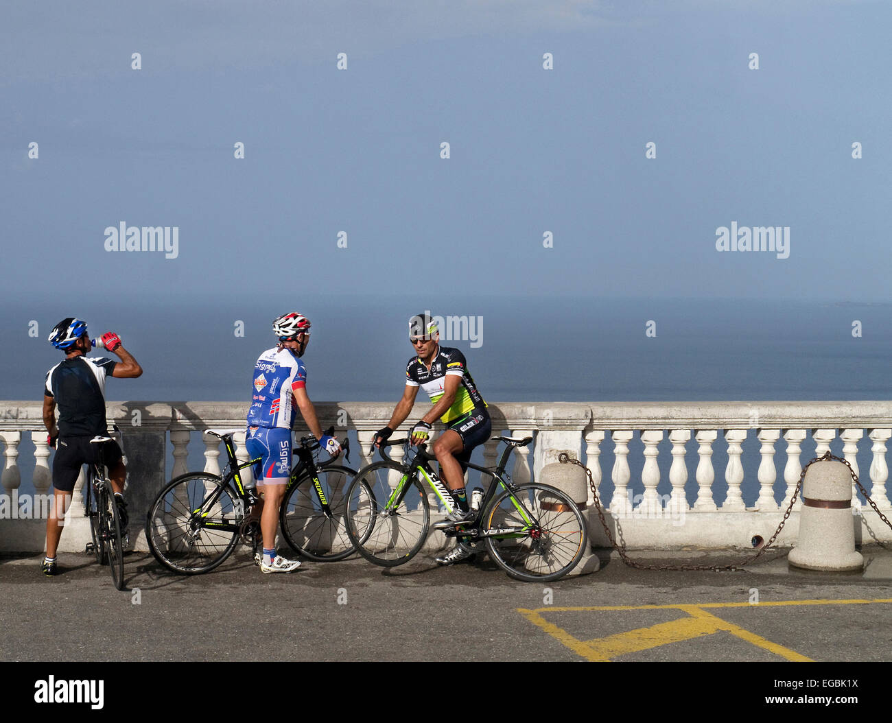 Tre i ciclisti di riposo in Sicilia Tandari Foto Stock