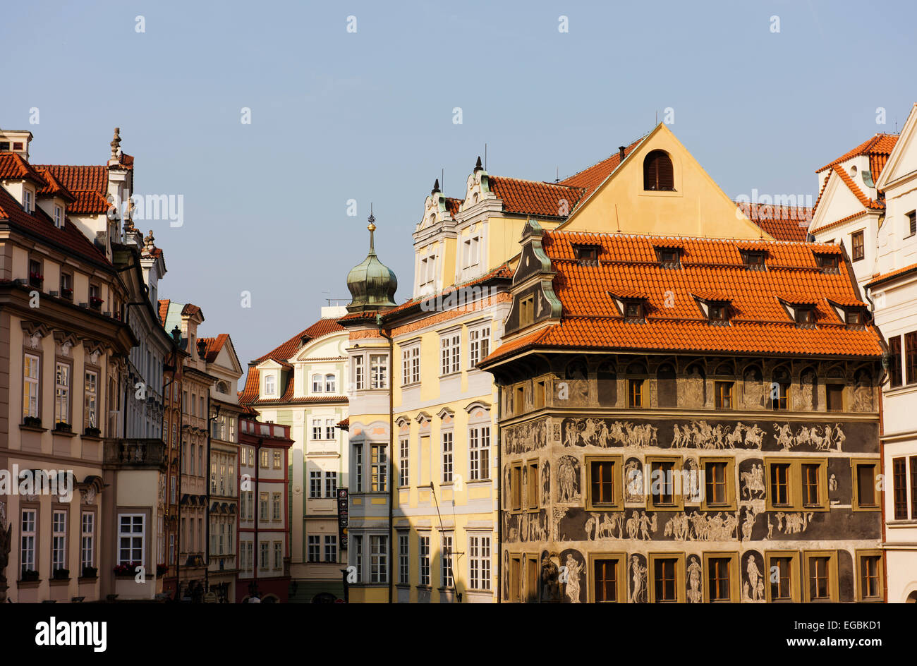 Gli edifici storici restaurati nel centro storico di Praga. Foto Stock