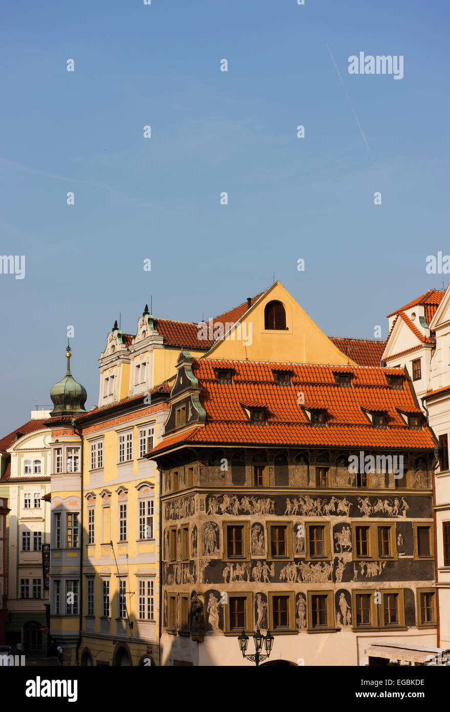 Gli edifici storici restaurati nel centro storico di Praga. Foto Stock
