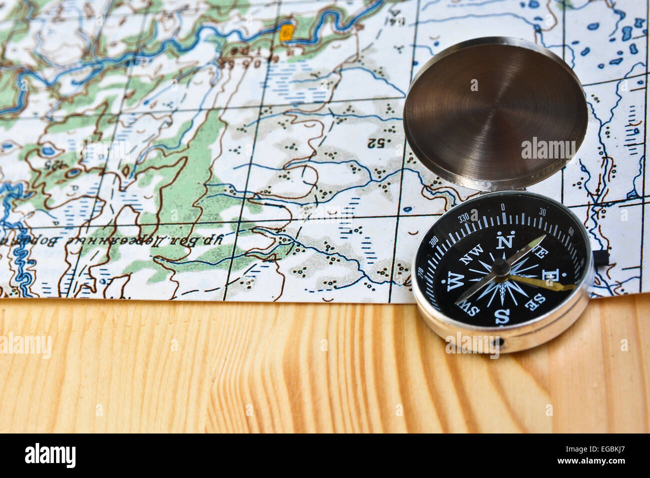 Da Chi Fu Inventata La Bussola Magnetica Intorno All'anno 1000 La bussola magnetica e la mappa topografica. Bussola di viaggio e