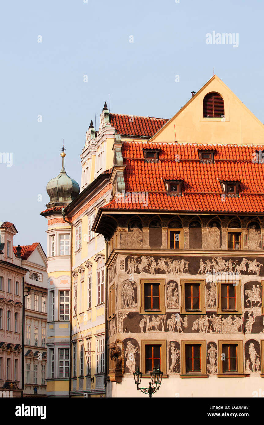 Gli edifici storici restaurati nel centro storico di Praga. Foto Stock
