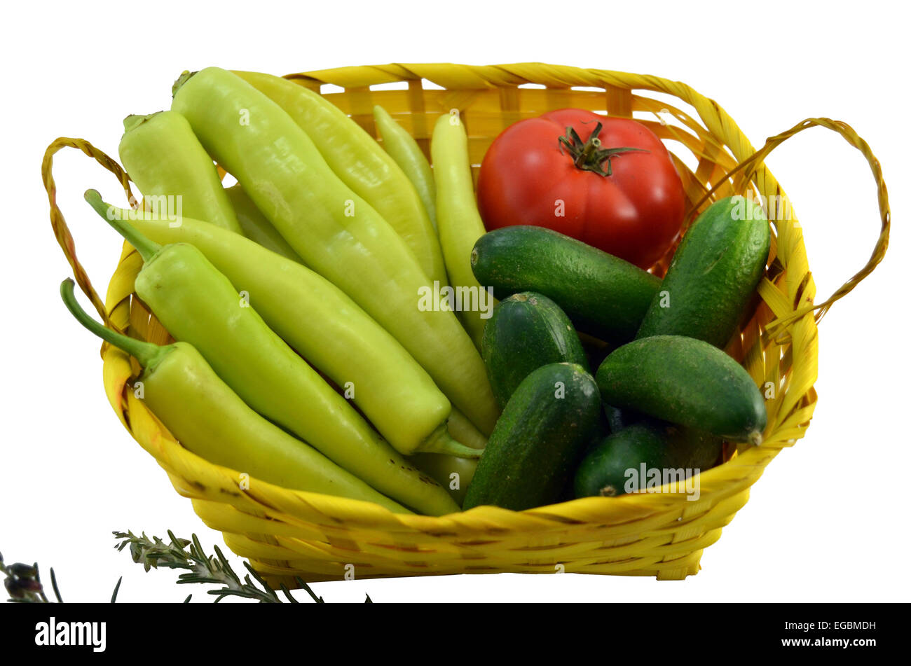 Peperoni Verdi, pomodori e cetrioli in un cestello isolato su sfondo bianco Foto Stock