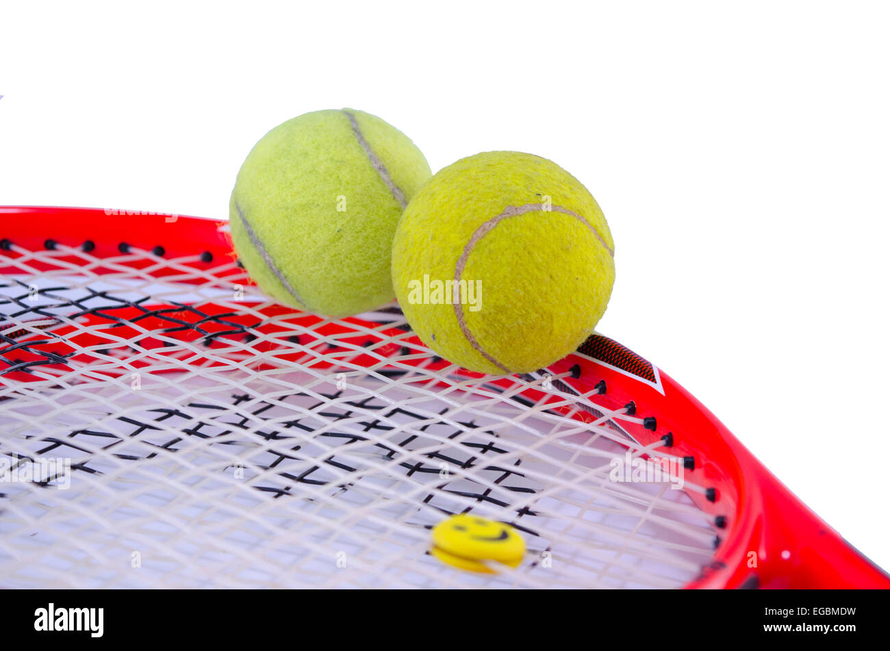 Racchetta da Tennis con due palle da tennis isolati su sfondo bianco Foto Stock