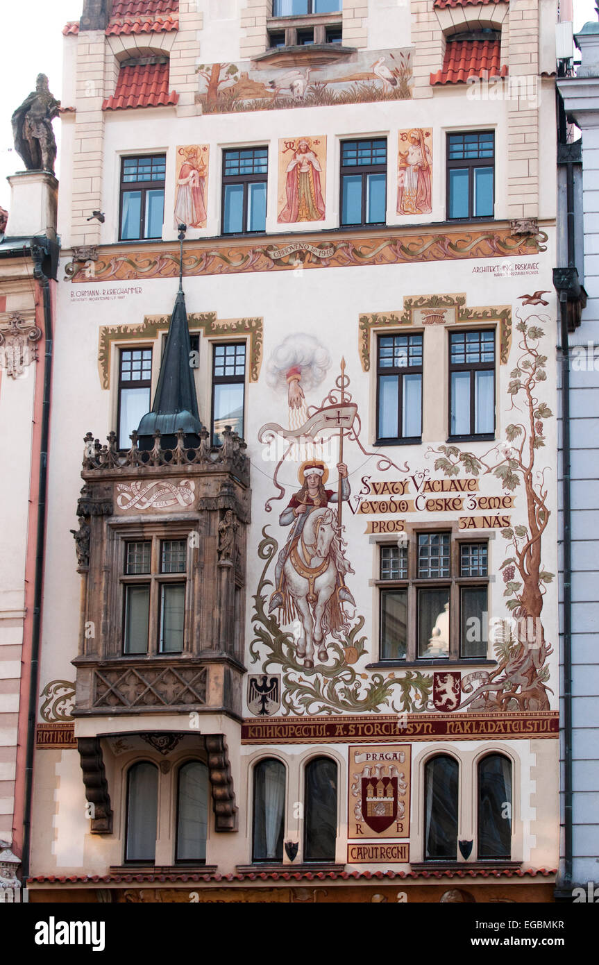 Edificio storico restaurato nel centro storico di Praga. Foto Stock