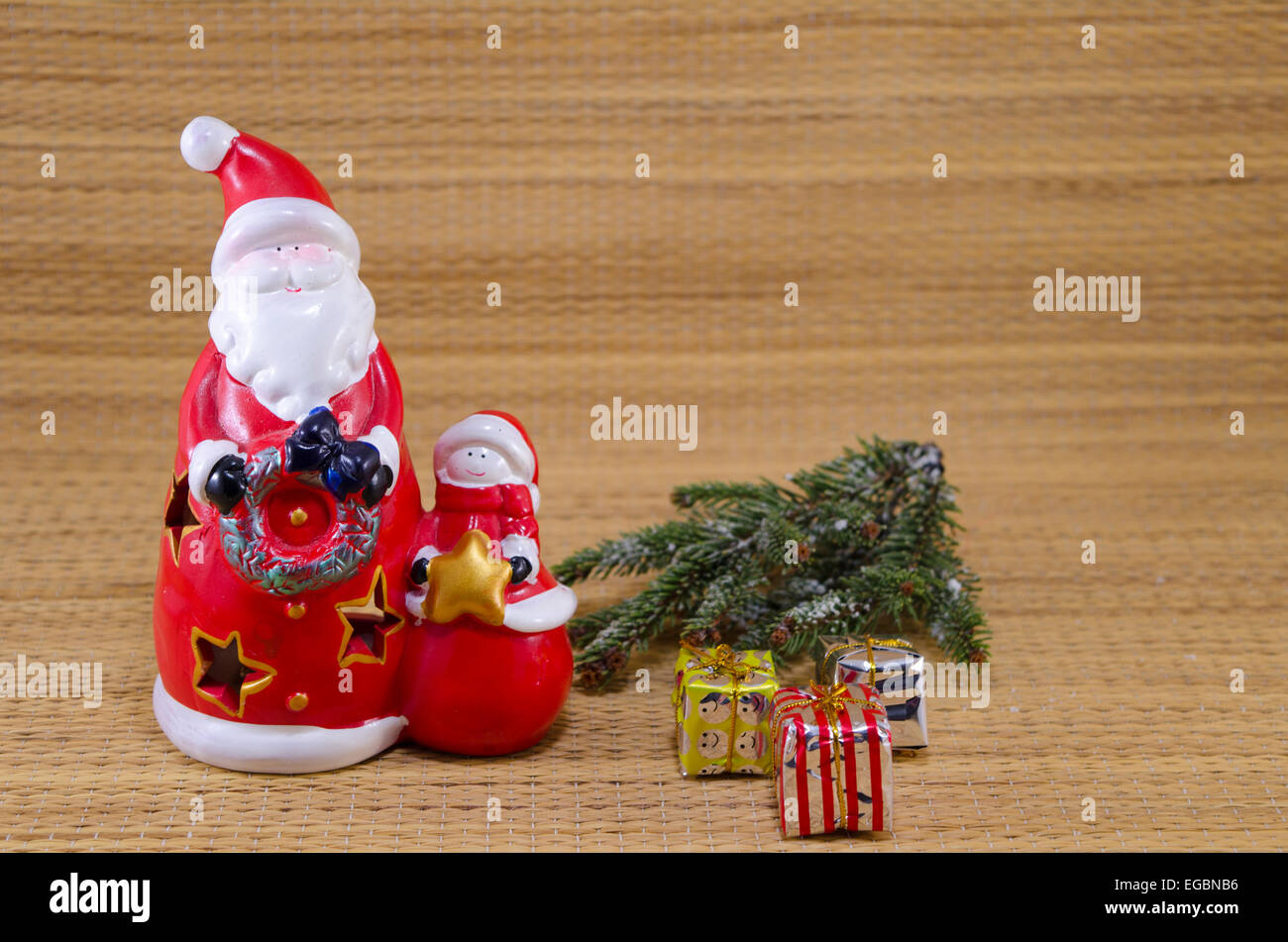 Santa ornamenti e presenta su un sfondo di legno Foto Stock