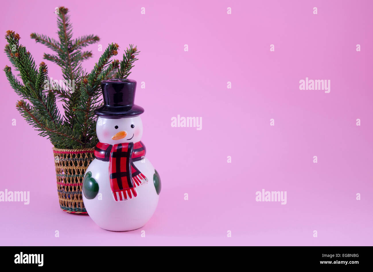 Pupazzo di neve ornamento e un ramo di abete, con copia spazio a sinistra Foto Stock