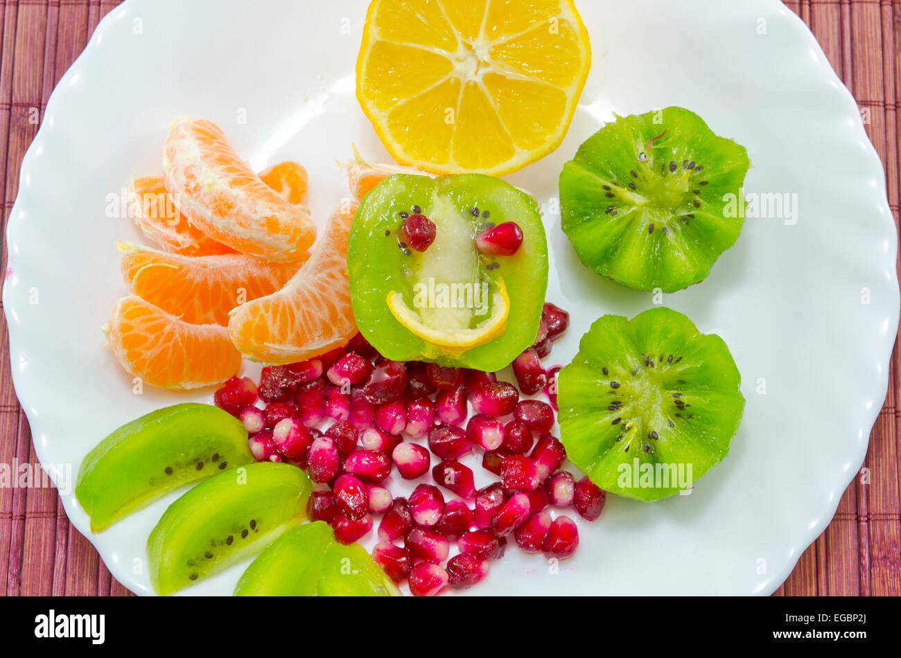 Cibo; spillone; sani;; frutta fresca; dessert; bianco; slice; snack; rosso; kiwi; vegetariani dieta;;; gourmet antipasto; colorato; o Foto Stock