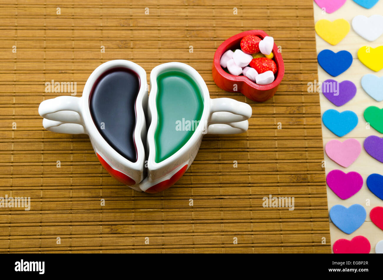 Vari tipi di colorati cuore di simboli su una superficie in legno Foto Stock
